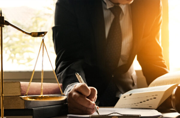 What Are The Differences Between An Arbitration And Litigation Lawyer?